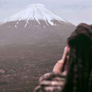Photo tour guest with Mt. Fuji from the Koyodai observation deck