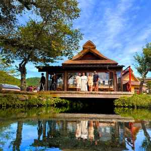 Photo tour guest by a clear spring pond at Oshino Hakkai